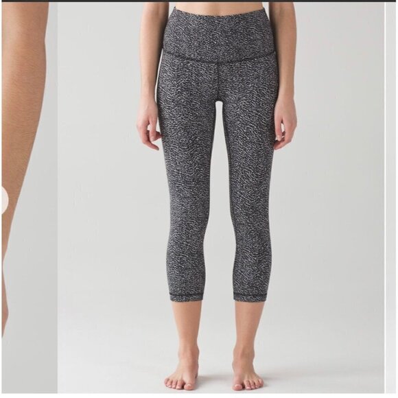 Lululemon Cozy knit Wunder Under Highrise Crop 21”, Ripple Jacquard Size 4 B64 - Picture 1 of 6